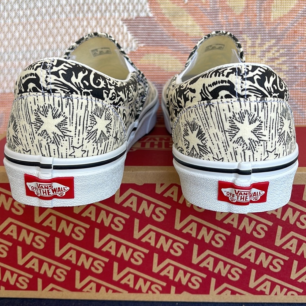Vans WMNS Classic Slip-0n
(Ouroboros) Black/Tr Wht
VN0A4U38WT8
Sneakers - Picture 14 of 16